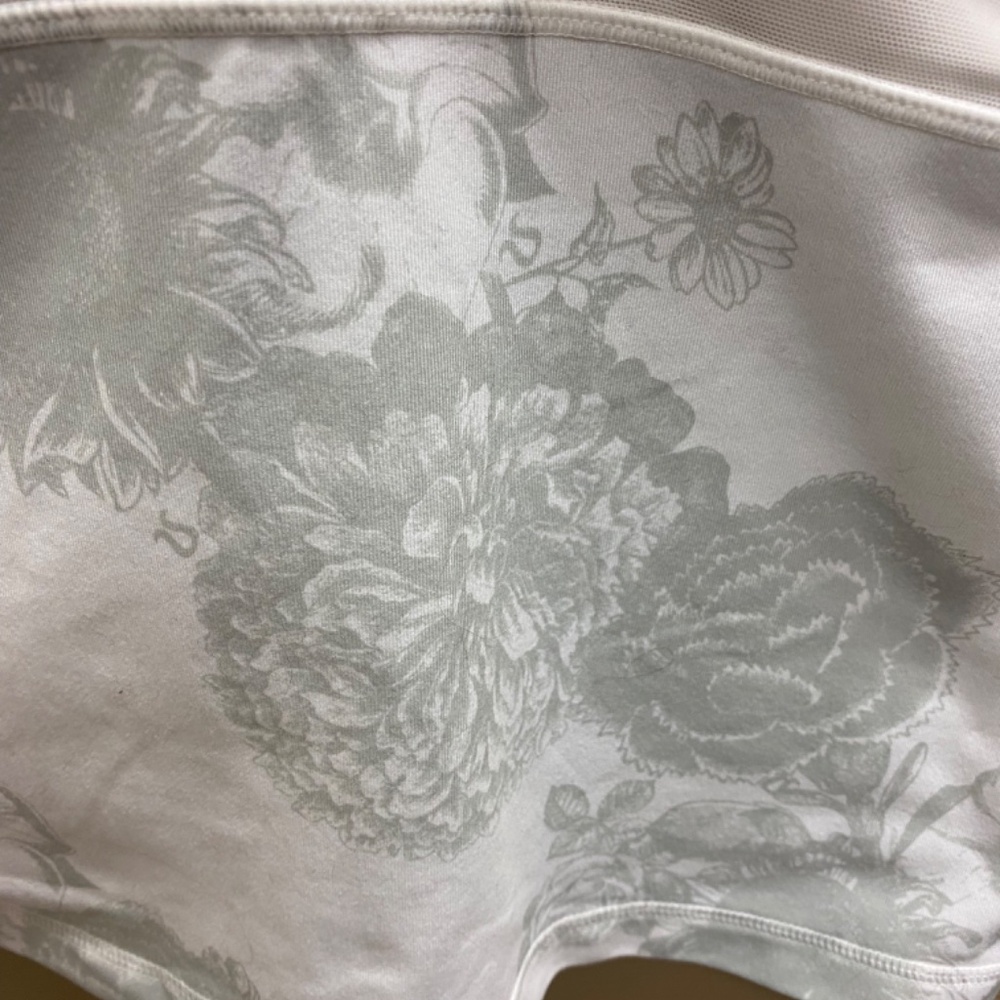 Vintage lululemon tank top, size 4, White floral pattern, EUC - Picture 3 of 3